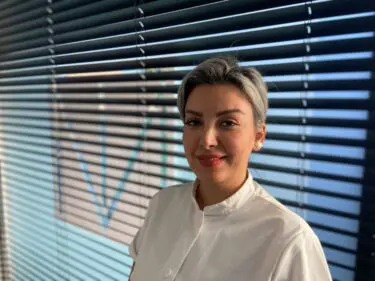 Welkom tandartsassistente Elham Adib.
