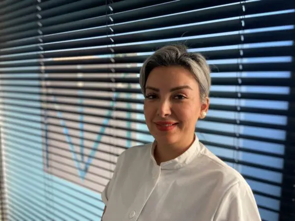 Welkom tandartsassistente Elham Adib.